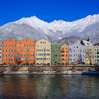Panorama zabudowań miasta Innsbruck, Austria. Za kolorowymi kamienicami widoczne...