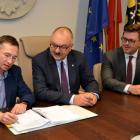 W środę umowę podpisali marszałek Cezary Przybylski, Jerzy Michalak, członek zarządu...