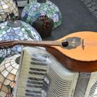 Na zdjęciu mandolina - w czasach naszych ojców dość popularny instrument, dziś...