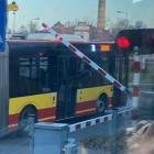 Autobus MPK zablokował ruch. Nie zdążył przejechać pod zamykającym się szlabanem...