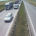 Tir wjechał w bariery. Armagedon na autostradzie pod Wrocławiem  Autor: traxelektronik