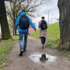 Błotnista droga do pracy. Ścieżka przy nasypie kolejowym wzdłuż ul. Stacyjnej  Autor:...