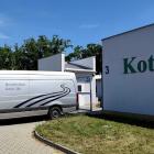 Domki dla kotów zostały zbudowane z materiałów po rozbiórce salonu  Autor: mat. prasowe