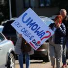 Protest przed USK przy Borowskiej przeciw likwidacji szpitala w Strzelinie  Autor:...