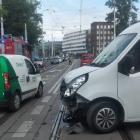 Jadący buspasem motocykl uderzył w busa. Motocyklista jest ranny. są utrudnienia w...