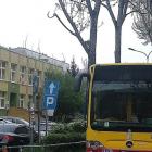 Jak on tam wjechał?! Mieszkańcy przecierali oczy ze zdumienia widząc autobus MPK w tym...