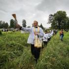  Ziemia jest już poświęcona, miasto dało pozwolenie. Ruszyły więc pierwsze...