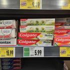 Kaufland.  
chleb: 4,69 zł 
mleko: 2,99 zł 
płatki śniadaniowe: 3,49 - 13,99 zł...