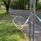 Po zakończonym około północy z soboty na niedzielę półmaratonie pozostały śmieci...