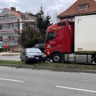 Wypadek na ulicy Wyścigowej. Auto zderzyło się z ciężarówką  Autor: Jakub Jurek
