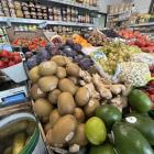 Z owoców klienci chętnie sięgają po kiwi, pomarańcze, mandarynki, śliwki.  Autor:...