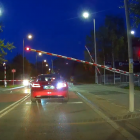 Wrocław: Luksusowa tesla spowodowała awarię rogatek na przejeździe  Autor: Czytelnik