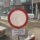Obecnie przez ten odcinek Trzebnickiej można jechać tylko w stronę mostów Trzebnickich....