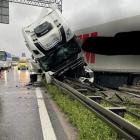 Zablokowana AOW po wypadku tirów. Trwa naprawa bramownicy  Autor: OSP KSRG Gniechowice