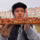 Książulo krzywił się, że w zapiekankach jest maleńko sera, a kosztują krocie / screen...