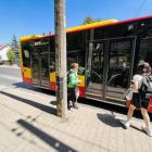 Wrocław: Słup na środku przystanku. Przesuną go w końcu czy nie?  Autor: Jakub Jurek