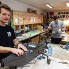 Studenci z Akademickiego Klubu Lotniczego w czasie prac w warsztacie.  Autor: PWr