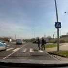 Zaskakujące nagranie. Policja zajechała drogę pieszym na przejściu  Autor: STOP CHAM