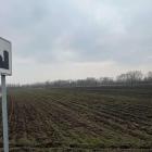  W Radwanicach szybki pociąg musi się zmieścić w wąskim pasie między budynkami a...