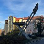   Krzesło  - ma 9 metr&oacute;w wysokości i zbudowane jest z betonu. Przy ul....