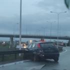 Wypadek na AOW. Rozbite auta blokują przejazd na węźle z drogą S5  Autor: Pomoc drogowa...