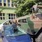 Wrocław: Niecodzienny wypadek - opancerzony wóz rozjechał forda  Autor: FB Wrocław...