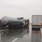 Cysterna wbiła się w bariery. Utrudnienia na autostradzie do Wrocławia  Autor:...