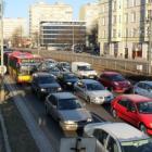 Kierowcy próbujący dojechać do pracy w centrum Wrocławia utknęli w kilkusetmetrowych...