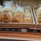 Carrefour.  
chleb: 5,19 zł 
mleko: 3,79 zł 
płatki śniadaniowe: 3,79 - 13,99 zł...