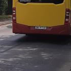 Podwójna ciągła zamalowana, a autobus dalej szeroki