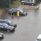 Pracowita noc strażaków. Ewakuowali osoby zamknięte w dryfującym aucie  Autor: Pomoc...
