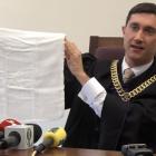 Sędzia Sebastian Spałek uzasadniając wyrok pokazał, jak wygląda serweta chirurgiczna...
