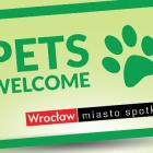 Taka naklejka na drzwiach lokalu oznacza, że zwierzęta są w nich mile widziane