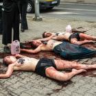 Krwawy topless  Autor: Extinction Rebellion Wrocław
