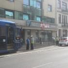 25-latka wypadła z tramwaju prosto na ulicę, pod nadjeżdżające samochody  Autor:...