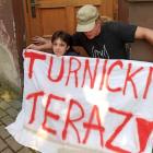 Wrocław: Przykleili się do drzwi siedziby wielkiej instytucji  Autor: mat. pras.