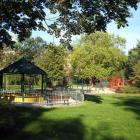    Park Staszica  - park w kształcie tr&oacute;jkąta zajmuje powierzchnię 4,4 ha i...