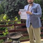 Paweł Marian Przystawa z partii KORWiN spalił swój PIT na grillu  Autor: mat. prasowe