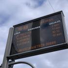 Tablice na przystankach żyją swoim życiem. Znów pokonała je zmiana czasu  Autor: Czytelnik