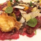 Carpaccio wołowe (33 zł). Delikatne różowe mięso zostało pocięte w cudownie cieniutkie...