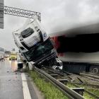 Zablokowana AOW po wypadku tirów. Trwa naprawa bramownicy  Autor: OSP KSRG Gniechowice