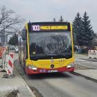 Zrobili wysepkę na Maślickiej, a autobusy ledwo się mieszczą  Autor: Kinga Mierzwiak
