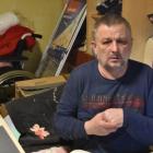 Pan Jacek Bednarski jest po udarze, ma tylko jedną nogę sprawną. Uszkodzono mu wózek...