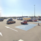 Parking przed Auchan Bielany Wrocławskie  Autor: Google Street View