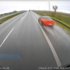Kolejne auto wyprzeda pasem awaryjnym. To wszystko dzieje się w czasie krótszym niż 30...