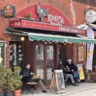 Cinema Paradiso to typowy pub. Można tu posiedzieć przy piwie ze znajomymi. Uwagę...