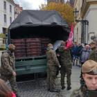 Wolontariusze Caritas Archidiecezji Wrocławskiej wraz z żołnierzami Wojsk Obrony...