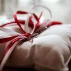 Różowa poszewka na poduszka w niej poduszka i biały koc - znalezione 8 sierpnia w...