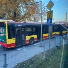 Autobus MPK zablokował ruch. Nie zdążył przejechać pod zamykającym się szlabanem...
