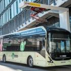 Autobus elektryczny w trakcie ładowania  Autor: mat. prasowe Volvo
